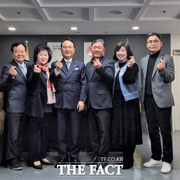 박상돈 천안시장(왼쪽부터 3번째)이 행복키움지원단장협의회 3기 임원진과 기념사진을 찍고 있다. /천안시