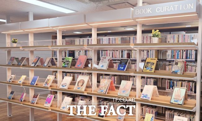 능곡도서관의 북 큐레이션 모습 /시흥시