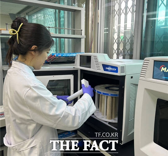 논산시농업기술센터가 농산물을 분석하고 있다. /논산시