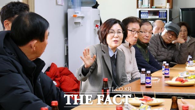 김보라 안성시장이 지난 5일 관내 경로당을 방문해 어르신들의 안부를 살피고 있다. /안성시