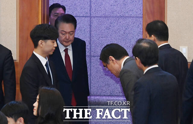 지난 6일 헌법재판소 대심판정에서 열린 탄핵심판 6차 변론기일에 출석하는 윤석열 대통령. /사진공동취재단