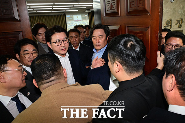 신동욱 수석대변인은 8일 논평에서 홍장원 전 국가정보원 1차장과 곽종근 전 육군 특수전사령관의 진술을 두고 허위 내란 프레임이 바로 잡혀야 한다고 했다. 사진은 신동욱 수석대변인 등이 대화하는 모습. /남윤호 기자