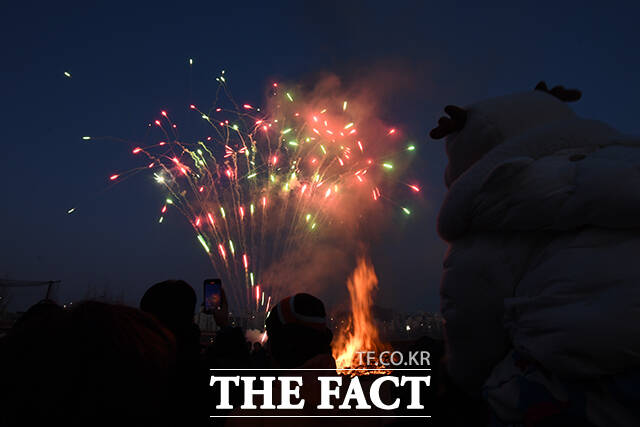 달집과 함께 불꽃놀이가 하늘을 수놓고 있다.