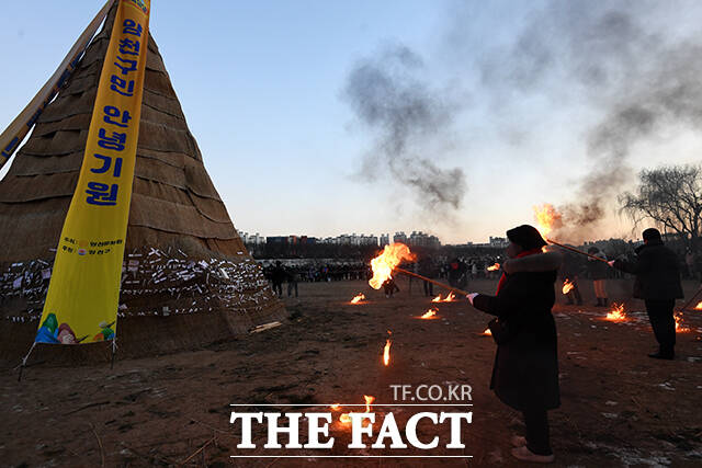 관계자들이 달집에 불을 붙이고 있다.