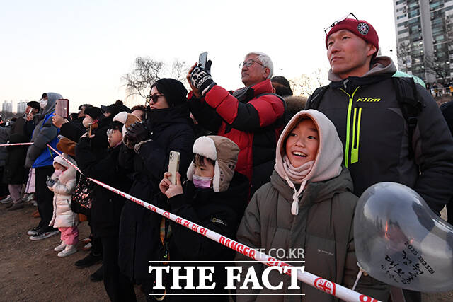 타오르는 달집 지켜보는 시민들.