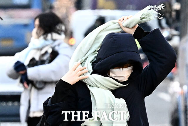 입춘에 시작된 북극한파가 지속되는 가운데 일요일인 9일에는 기온이 영하 15도까지 내려가는 등 한파가 지속될 예정이다. /임영무 기자