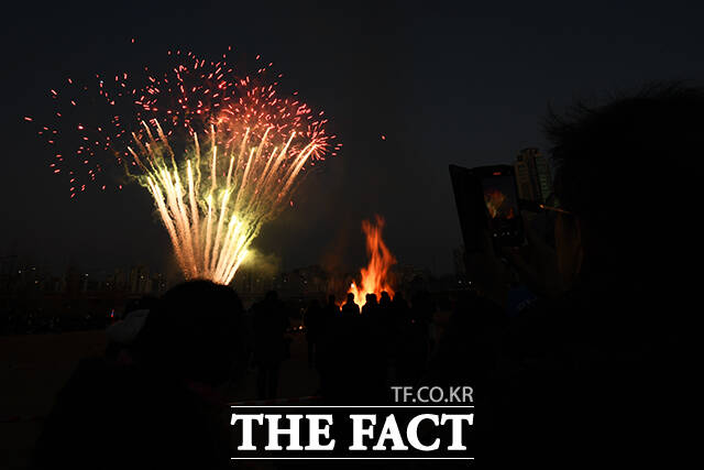 타오르는 달집 옆으로 펑펑 불꽃놀이.