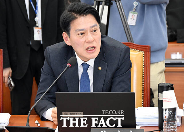 더불어민주당이 헌재 탄핵 심판중인 윤석열 대통령을 향해 말장난과 거짓 선동으로 계엄 본질을 흐리려는 비겁한 시도를 멈추라며 비난했다. /더팩트DB