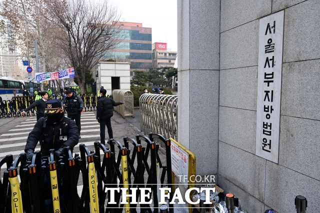 [더팩트ㅣ남윤호 기자] 20일 오전 윤석열 대통령의 지지자들이 폭력·난입 사태를 벌였던 서울 마포구 서울서부지방법원에서 경찰들이 출입 통제를 강화하고 있다.