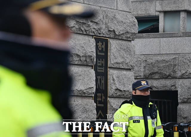 온라인커뮤니티에 헌법재판소에서의 폭력행위를 사전 모의하는 다수의 글이 게시되면서 경찰이 작성자 추적에 돌입했다. /이새롬 기자