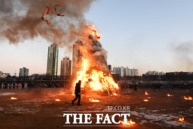 활활 타오르는 달집.