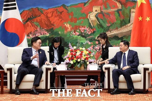 우원식 국회의장(왼쪽)이 지난 8일 오후 중국 랴오닝에서 하오 펑 랴오닝성 당 서기를 만나 면담하고 있다. /국회의장실 제공