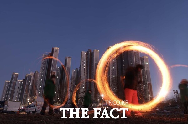 대전 대덕구는 을사년 정월대보름을 맞아 8일 신탄진 현도교 금강변 일원에서 제26회 신탄진 대보름 쥐불놀이 축제를 개최했다. 축제를 방문한 시민들이 쥐불놀이를 하고 있다. /대덕구