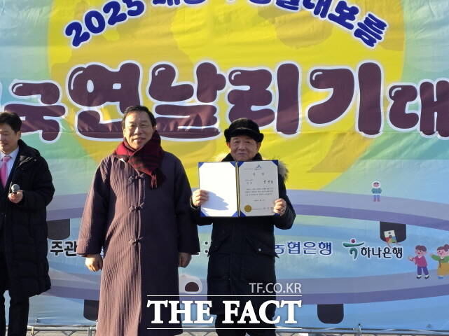 최민호 세종시장(왼쪽)이 이응다리에서 열린 전국연날리기대회에 참석하고 있다. /세종시