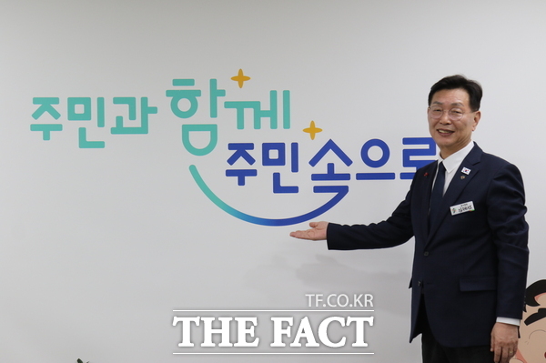 김제선 대전 중구청장이 구정 슬로건인 주민과 함께 주민속으로가 적힌 배경에서 기념촬영을 하고 있는./정예준 기자