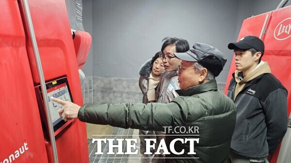 도고면 젖소 농가에 설치된 로봇 착유기를 작동하는 사진. /아산시