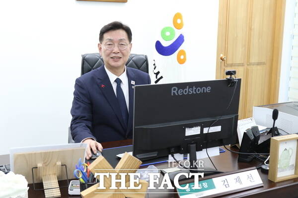 김제선 대전 중구청장이 자신의 집무실에서 집무를 보고 있는 모습./정예준 기자