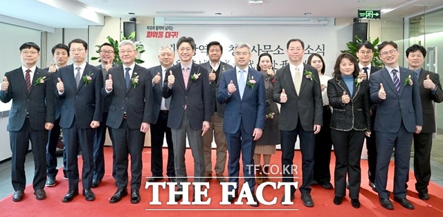 10일 중국 쓰촨성 성두시에서 열린 대구시 청두사무소 개소식 모습. 사진 앞줄 왼쪽 네 번째가 정장수 대구시 경제부시장. /대구시