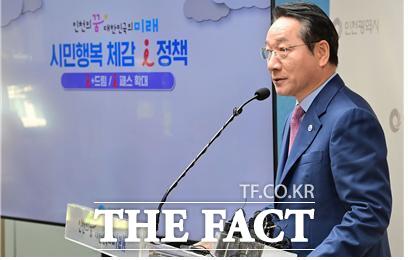 유정복 인천시장이 24일 시청 브리핑룸에서 시민행복 체감 정책 시리즈에 대해 설명하고 있다. /더팩트 DB