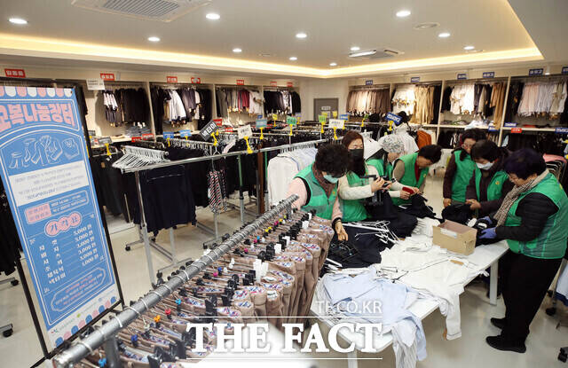 광주 북구 우산동 상설교복나눔장터가 새학기를 맞아 오는 11일부터 운영된다. 사진은 상설교복나눔장터 모습./광주 북구