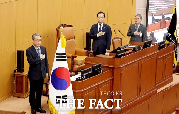 대전시의회가 10일 제284회 임시회를 개회하고 20일까지 의사일정에 들어갔다. 조원휘 의장(가운데)이 국기에 대한 경례를 하고 있다. /대전시의회