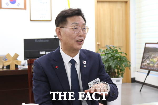 김제선 대전 중구청장이 <더팩트>와 인터뷰를 진행하고 있는 모습./정예준 기자