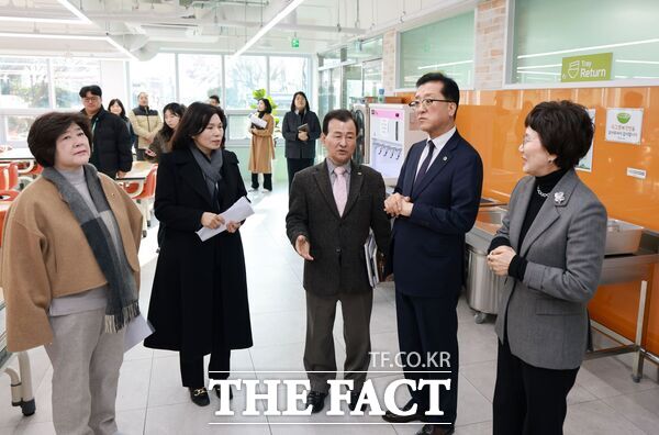 조원휘 대전시의회 의장(오른쪽 두 번째)이 10일 시민 생활과 밀접한 주요 사업을 수행하는 기관을 연이어 방문하며 현장 중심 소통행보에 나섰다. 사진은 대전시립중고등학교 방문 모습 /대전시의회