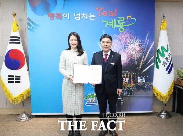 이응우 계룡시장(오른쪽)이 신규 고문변호사인 서성경 변호사(왼쪽)에게 위촉장을 수여하고 있다./계룡시