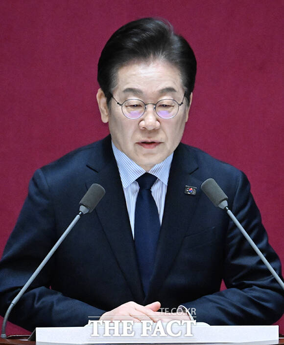 연금개혁과 정년연장도 강조했다. 이 대표는 연금개혁처럼 당장 할 수 있는 것들도 있다.만시지탄이지만 우리 국민의힘 측에서 모수개혁을 먼저 하겠다 이런 뜻을 밝혀주신 거로 안다며 더 이상 불가능한 조건 붙이지 말고, 시급한 모수개혁부터 매듭지으면 좋겠다라고 밝혔다. /국회=박헌우 기자