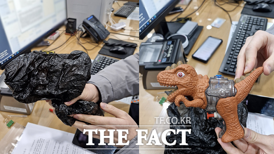 10일 오전 부산 기장군 한 은행에서 장난감 물총을 들고 강도짓을 벌인 30대 남성이 붙잡혔다. A씨는 장난감을 실제 권총인 것처럼 위장하려고 검은 비닐 봉지로 감싸 들었다./부산기장경찰서