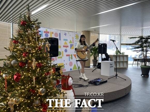 경기도가 지난해 12월 경기도 북부청사 북카페에서 문화의 날 행사를 진행하고 있다. /경기도