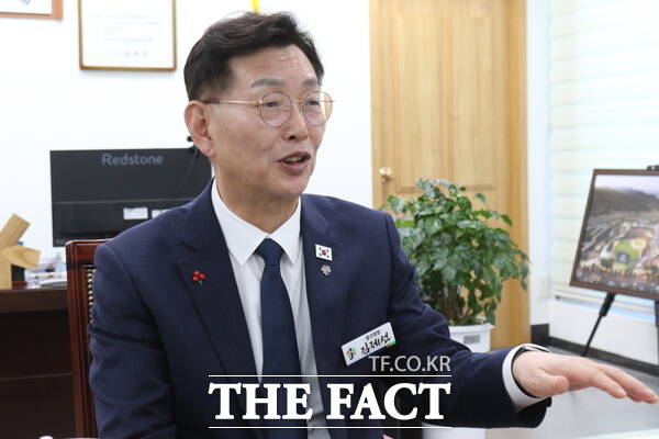 김제선 대전 중구청장이 <더팩트>와 인터뷰를 진행하고 있는 모습./정예준 기자