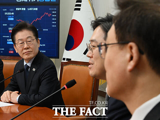 김정욱 신임 대한변호사협회장의 인사말 경청하는 이재명 대표(왼쪽).