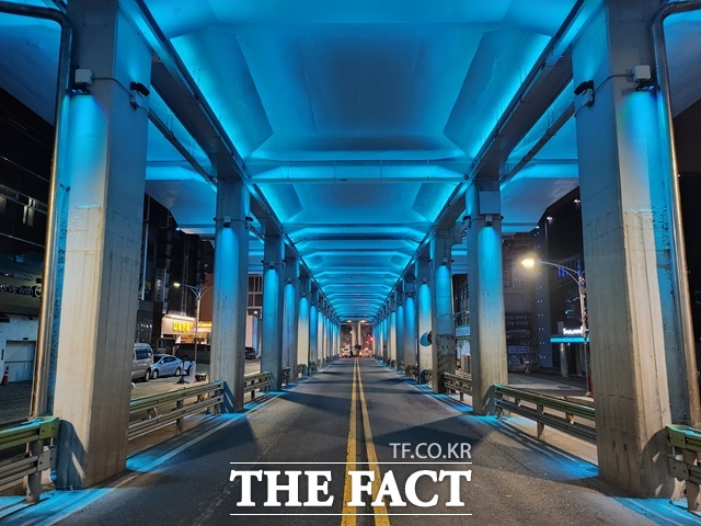 서울시가 지하철 2호선 지상 구간 중 구의역 일대의 야간경관 개선을 통해 안전하고 아름다운 도시 공간을 조성했다. 서울 구의역 개선후 모습./서울시