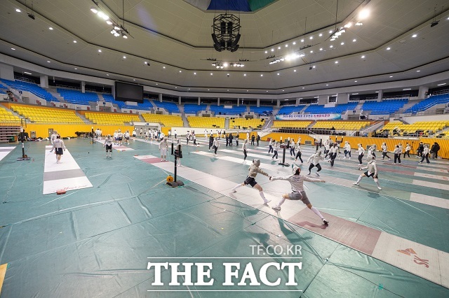 지난달 26일부터 2월 8일까지 14일간 실내체육관과 반다비체육센터에서 펜싱 국가대표 후보선수 동계 전지훈련이 실시되고 있다/익산시