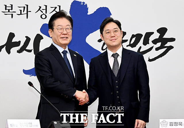 이재명 더불어민주당 대표(왼쪽)가 10일 오후 서울 여의도 국회에서 김정욱 신임 대한변호사협회장을 접견하고 있다. /국회=배정한 기자