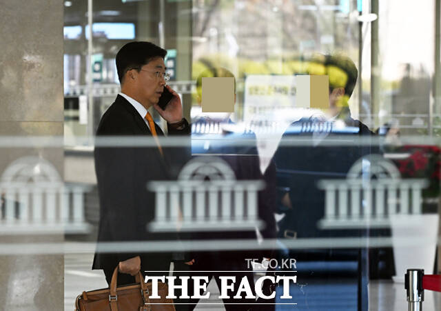 홍장원 국가정보원 2차장이 6일 오후 서울 여의도 국회에 출석한 뒤 나서고 있다./이새롬 기자