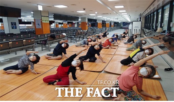 경륜경정총괄본부 장외지점에서 문화교실 프로그램인 요가교실이 진행되고 있다./국민체육진흥공단