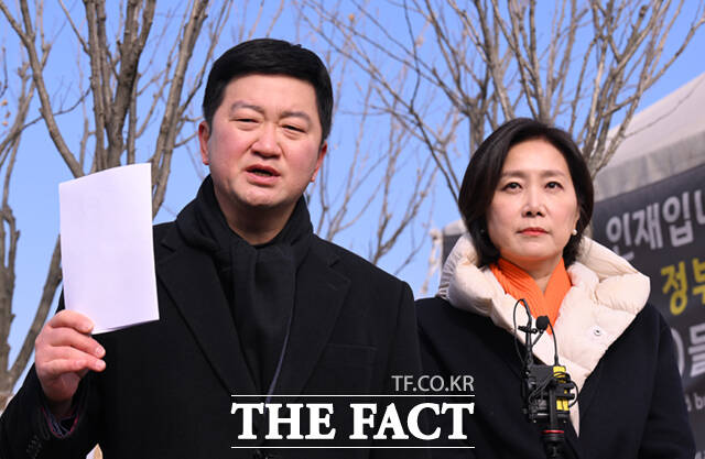 조대원 전 개혁신당 최고위원(왼쪽)이 10일 서울 여의도 국회 앞에서 기자회견을 열고 대표직 상실과 관련한 입장을 밝히고 있다.