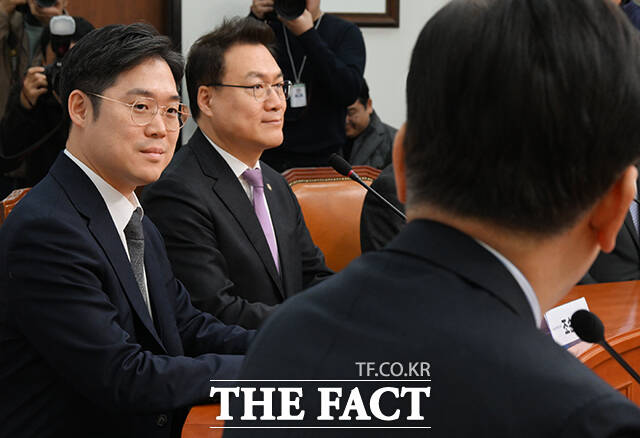 이재명 대표 발언 경청하는 김정욱 신임 대한변호사협회장(왼쪽).