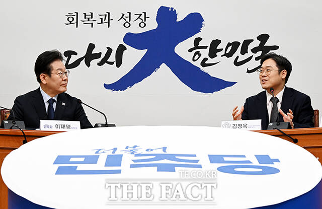 더불어민주당 찾은 김정욱 신임 대한변호사협회장(오른쪽).