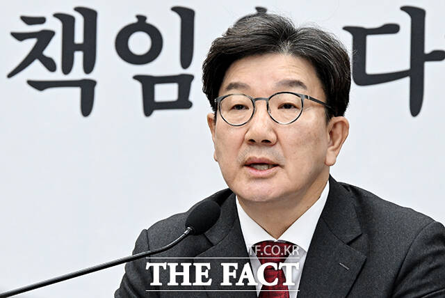 권성동 국민의힘 원내대표가 10일 최상목 대통령 권한대행 부총리 겸 기획재정부 장관의 마은혁 헌법재판관 후보자 미임명 관련 권한쟁의심판 절차와 관련해 권한쟁의심판이 절차적 흠결을 갖췄다는 것을 오늘 재판 과정을 통해 자인했다며 권한쟁의심판의 절차적 문제를 재차 주장했다. 사진은 권 원내대표가 지난 7일 오전 서울 여의도 국회에서 열린 원내대책회의에 참석해 모두발언을 하고 있는 모습./배정한 기자