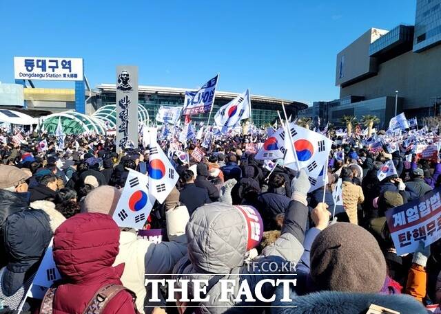 국민의힘이 10일 동대구역 광장에서 열린 윤석열 대통령 탄핵 반대 집회와 관련해 언론 보도의 편향성을 주장했다. /대구=박병선 기자