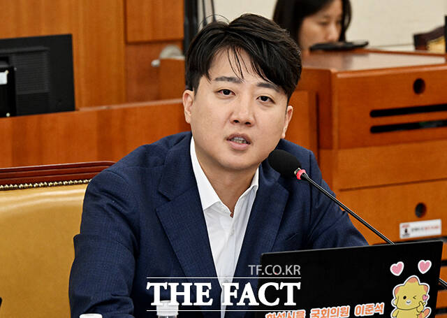 이준석 개혁신당 의원이 주 4일제 도입을 언급한 이재명 더불어민주당 대표를 향해 주장이 명확하지 않다고 비판했다. /배정한 기자