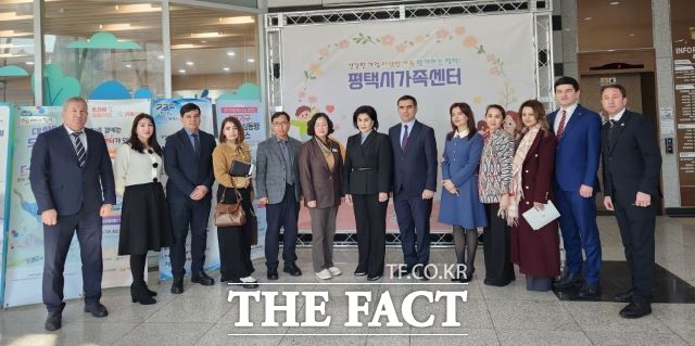 경기 평택시와 우즈베키스탄 여성가족위원회의 간담회 참석자들이 기념 촬영을 하고 있다./평택시