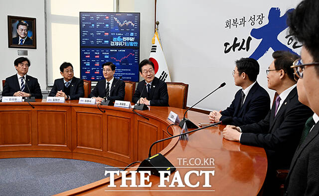 인사말 하는 이재명 대표(가운데).