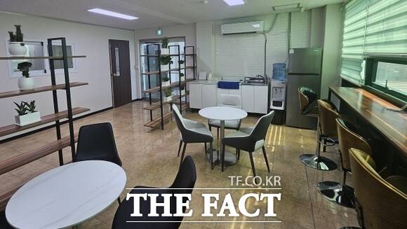 경기도의 ‘현장노동자 휴게시설 개선사업’을 통해 지난해 경기 시흥시 소재 상정보일러공업에 설치된 휴게실의 모습./경기도