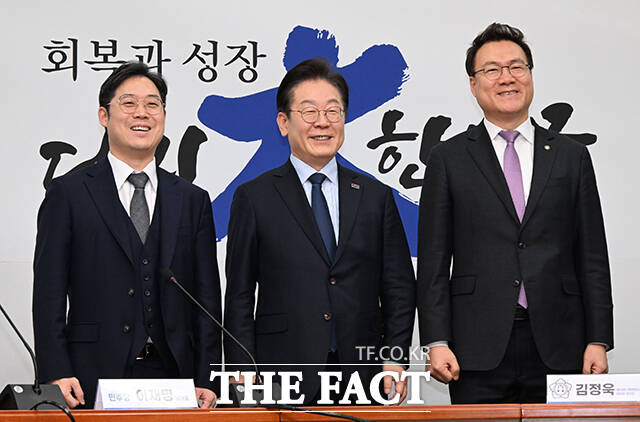 김정욱 신임 대한변호사협회장(왼쪽)과 조순열 서울지방변호사회 회장 접견하는 이재명 대표(가운데).