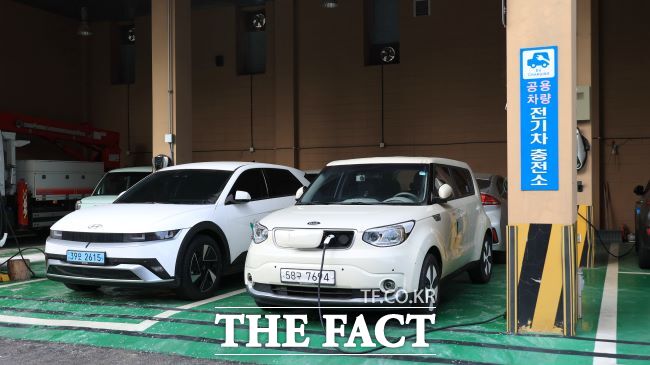 충전 중인 전기 자동차 /과천시