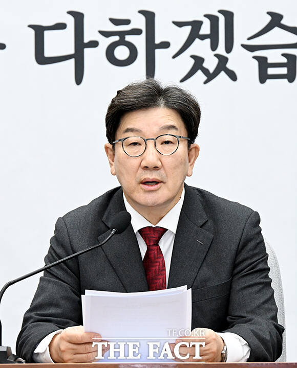 권성동 국민의힘 원내대표가 10일 마은혁 헌법재판관 후보자 임명과 관련해 권한쟁의심판 변론을 재개하는 헌법재판소를 겨냥해 공개 질의에 답변해 달라고 촉구했다. 사진은 권 원내대표가 7일 오전 서울 여의도 국회에서 열린 원내대책회의에 참석해 모두발언을 하고 있다./배정한 기자